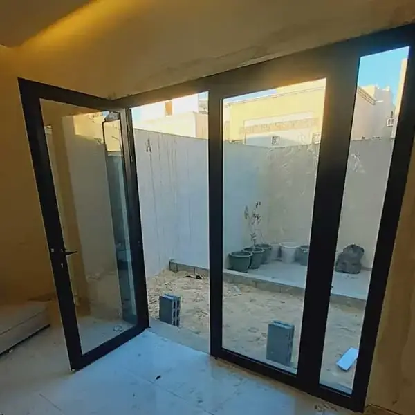 باب وواجهة ألمنيوم مع زجاج — نموذج